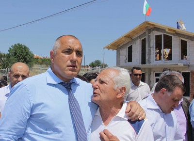 Борисов нагледа кък вървят строежите на къщи в наводненото село Бисер
