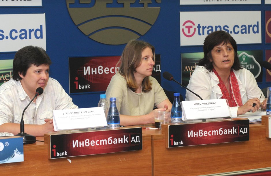 Юлия Георгиева (вляво) от фондация "Инициатива за здраве"