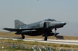 Турски военен самолет F-4. Сн. ЕРА/БГНЕС
