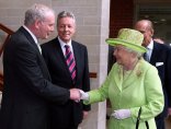 Историческо събитие: Елизабет Втора се ръкува с бивш лидер на ИРА