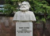 Махнете паметника на Карл Маркс от двора на УНСС