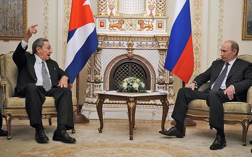 Раул Кастро посети в Москва Владимир Ленин и Владимир Путин