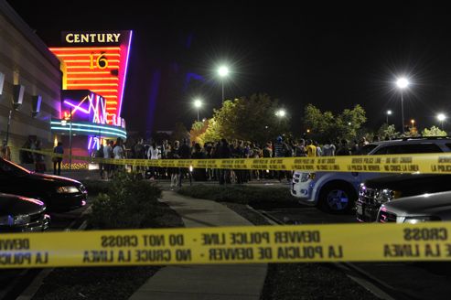 24-годишен мъж застреля 12 души в кино в САЩ и рани 50