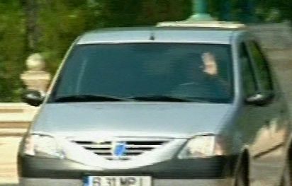 Траян Бъсеску напуска президентския дворец с личния си автомобил
