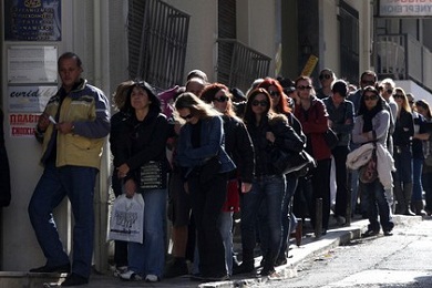 Опашка пред бюро за безработни в Атина, през април безработицата в Гърция достигна 22.5%