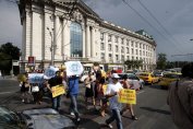 Младежи протестират срещу спирането на "Белене", от БСП "само им помагат"