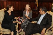 Майката на Асандж се срещна с президента на Еквадор