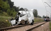 Девет души загинаха в Полша при сблъсък на влак с микробус
