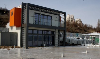 Само половината от “частния клуб” на Марешки на варненския плаж може да бъде съборен