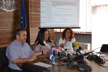 Лиляна Павлова и Деница Николова подписаха подследни два договора за обновяване на бюра по труда с европари