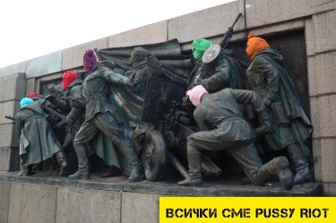 Поддръжници на "Пуси Райът" сложиха качулки на съветските войници в центъра на София
