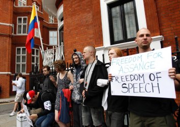 Еквадор даде политическо убежище на основателя на Уикилийкс Джулиан Асандж