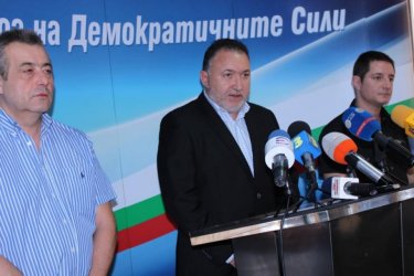 Лидерът на СДС (в средата) обяви приоритетите на партията.