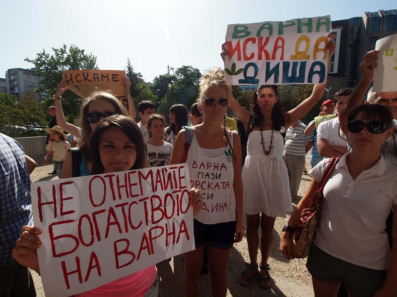 Стотици върненци протестираха срещу застрояването на Морската градина