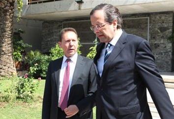 Финансовият министър Янис Стурнарас (в ляво) и премиерът Андонис Самарас