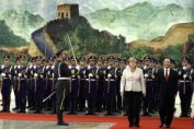 Меркел в Китай: Има политическа воля за засилване на еврото
