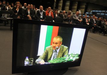 Борис Велчев приветства колегите си в началото на събранието. Снимка: БГНЕС