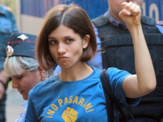 Надежда Толоконникова, една от участничките в "Пуси райът", по време на съдебното заседание.