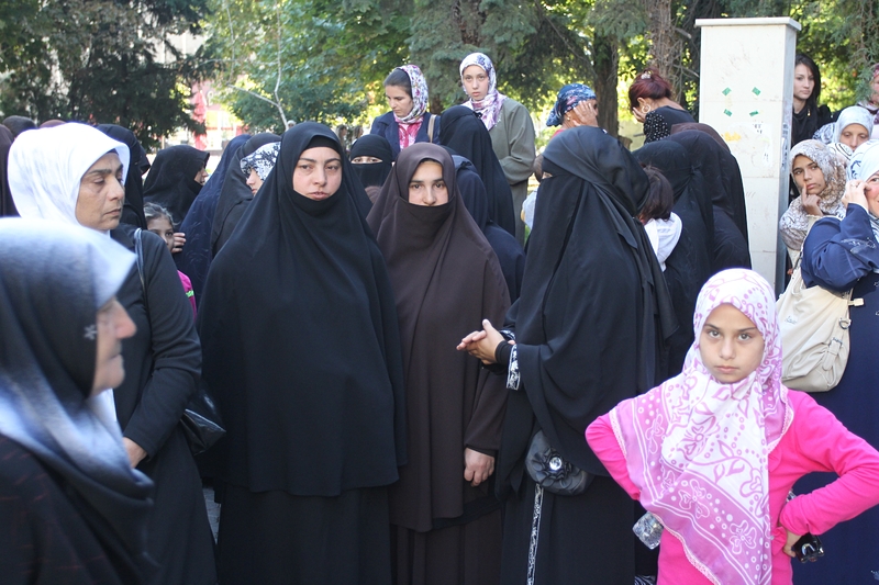 Протестиращи мюсюлмани пред съда в Пазарджик. Сн. БГНЕС