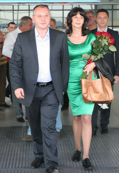 Сергей Станишев и Моника Йосифова се завърнаха щастливи в София. Снимка: БГНЕС