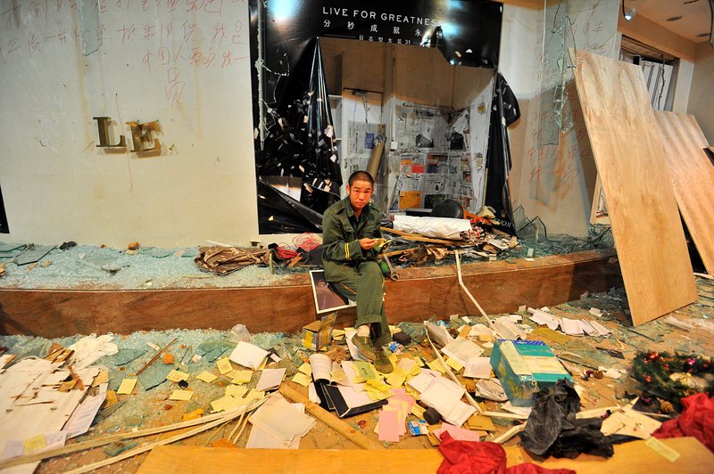 На снимката се вижда разрухата, останала след разграбването на универсален магазин в Китай, като част от атнияпонските протести. Сн: ЕПА/БГНЕС