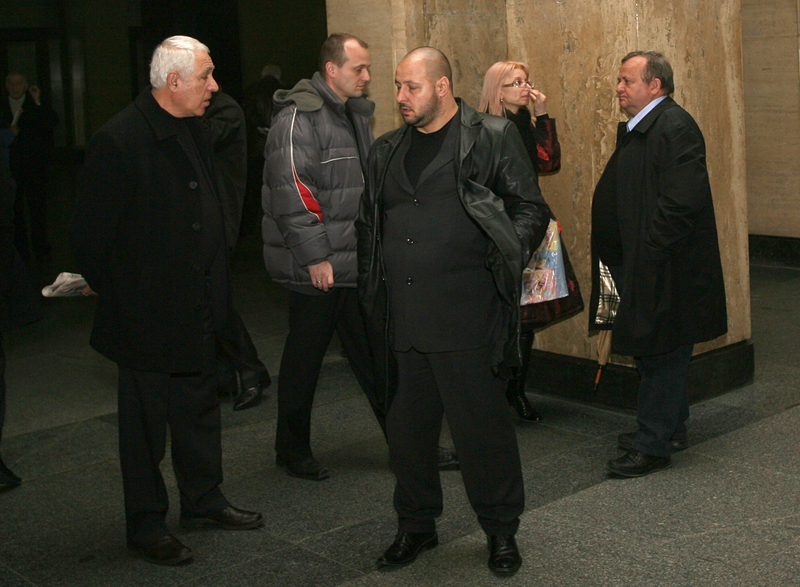 Георги Калинков (в средата, с голата глава) в съда. Снимка: БГНЕС