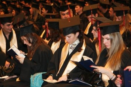 Студенти стоят с месеци без диплома докато университетите и МОМН се уточняват
