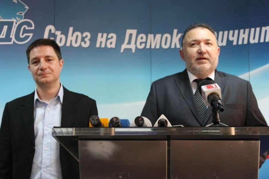Емил Кабаиванов (вдясно)