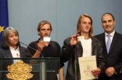 Вицепрезидентът даде гражданство на двама младежи след ходатайство на Цветанов