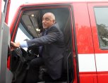 Премиерът мобилизира държавата да дарява кръв и повози Цветанов на пожарна