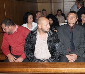 Прокуратурата засега отказва да коментира каква е ролята на Калинков (в средата) в инцидента. Сн.: БГНЕС