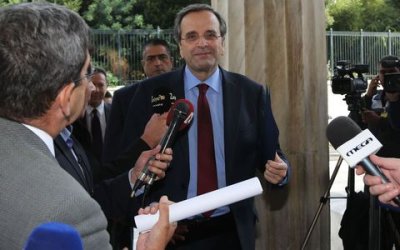 Премиерът Андонис Самарас преди срещата с коалиционните си партньори във вторник