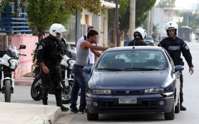 150 задържани, петима арестувани при полицейска операция в ромско гето в Атина