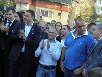 Бойко Борисов преряза лентата заедно с кмета Атанас Камбитов, но без да изчака министъра на спорта Свилен Нейков. На церемонията присъства и най-добрият ни гимнастик Йордан Йовчев. Премиерът толкова се зарадва на малките футболисти, които скандираха името му, че се зарече: "Ще наредя и вас да вози правителственият самолет." Сн. БГНЕС