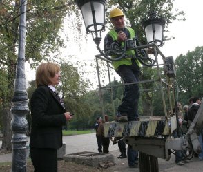 Фандъкова проследи поставянето на кралските фенери в Борисовата градина, сн. БГНЕС