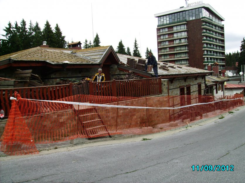 Сайтът на ДНСК съобщи, че е започнало доброволоно премахване на незаконен строеж в района на Пампорово. 