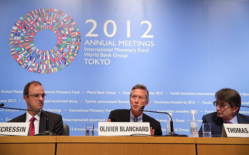 Главният икономист на МВФ Оливие Бланшар представя доклада. Снимка: БГНЕС
