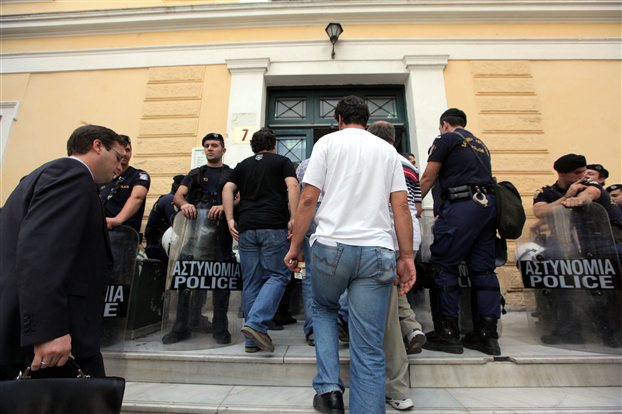 Жена застреля в атински съд предполагаемия убиец на сина си