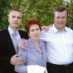 Семейство Янукович, вляво - синът Олександър