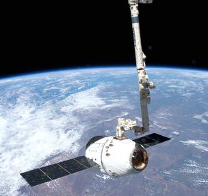Международната космическа станция вече се снабдява с търговски полети