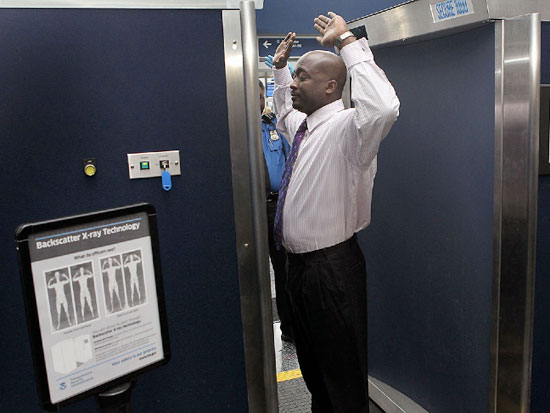 "Разсъбличащите" скенери от седем американски летища се махат