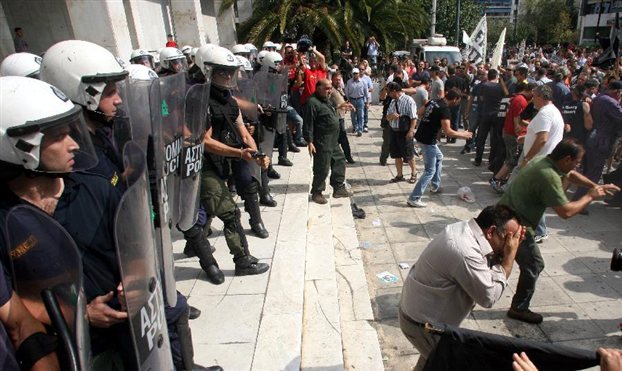 Сблъсъци между протестиращи и полиция в Министерството на отбраната в Атина