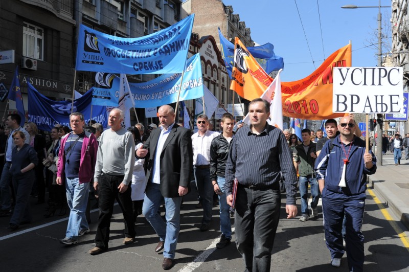 Миялович (в средата с черното сако) предвожда протест на сръбски полицаи в Белград. Снимка: Полициjски синдикат Србиje