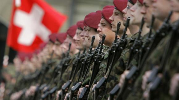 Швейцария стяга армията си, загрижена от социалното напрежение в Европа