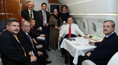 Премиерът Ердоган (седнал в средата)
