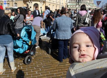 Майки протестираха за по-добро отношение в родилните домове