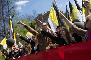 Крайни националисти преминаха в "Руски марш" през центъра на Москва