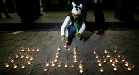 Протестиращите запалиха свещички за БДЖ, сн. БГНЕС