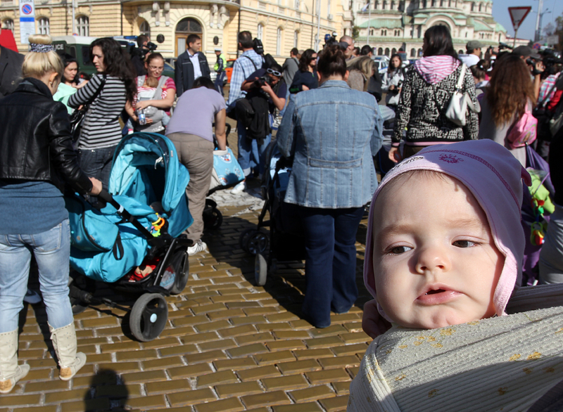 Майки протестираха за по-добро отношение в родилните домове