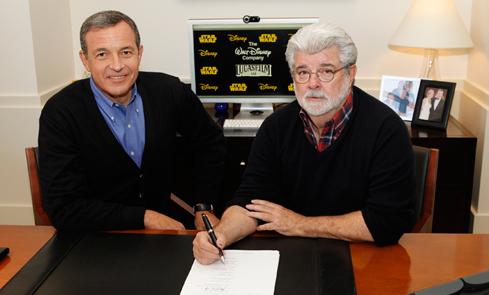 Джордж Лукас (вдясно) подписва договора за продажбата с директора на "Дисни" Боб Игер